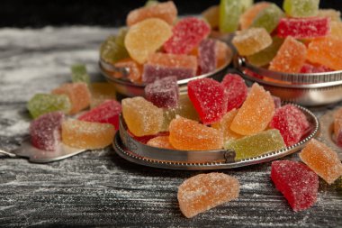 Limon ve portakal dilimleri şeklinde tatlı marmeladı. Jöleli şekerin tatlılığı.