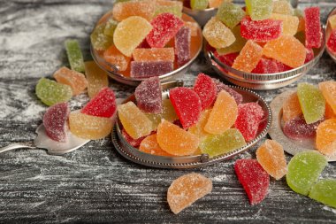 Limon ve portakal dilimleri şeklinde tatlı marmeladı. Jöleli şekerin tatlılığı.