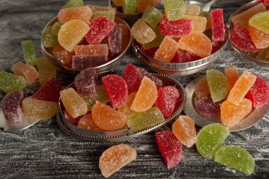 Limon ve portakal dilimleri şeklinde tatlı marmeladı. Jöleli şekerin tatlılığı.