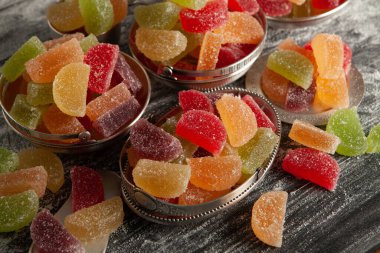 Limon ve portakal dilimleri şeklinde tatlı marmeladı. Jöleli şekerin tatlılığı.