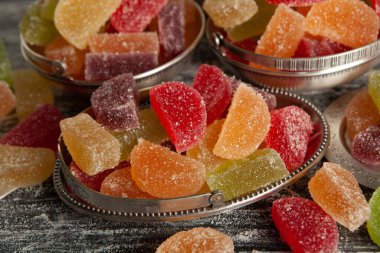 Limon ve portakal dilimleri şeklinde tatlı marmeladı. Jöleli şekerin tatlılığı.