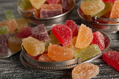 Limon ve portakal dilimleri şeklinde tatlı marmeladı. Jöleli şekerin tatlılığı.