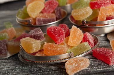 Limon ve portakal dilimleri şeklinde tatlı marmeladı. Jöleli şekerin tatlılığı.