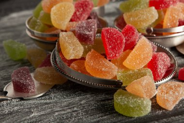 Limon ve portakal dilimleri şeklinde tatlı marmeladı. Jöleli şekerin tatlılığı.