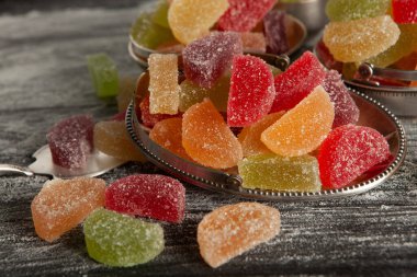 Limon ve portakal dilimleri şeklinde tatlı marmeladı. Jöleli şekerin tatlılığı.