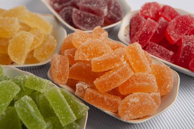 Limon ve portakal dilimleri şeklinde tatlı marmeladı. Jöleli şekerin tatlılığı.