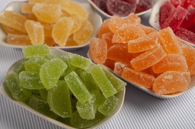 Limon ve portakal dilimleri şeklinde tatlı marmeladı. Jöleli şekerin tatlılığı.