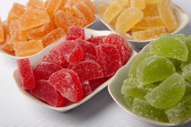 Limon ve portakal dilimleri şeklinde tatlı marmeladı. Jöleli şekerin tatlılığı.