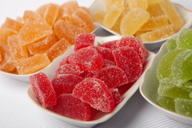 Limon ve portakal dilimleri şeklinde tatlı marmeladı. Jöleli şekerin tatlılığı.