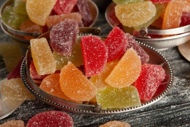 Limon ve portakal dilimleri şeklinde tatlı marmeladı. Jöleli şekerin tatlılığı.