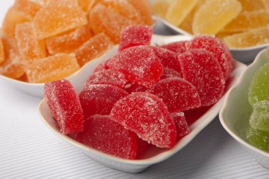 Limon ve portakal dilimleri şeklinde tatlı marmeladı. Jöleli şekerin tatlılığı.