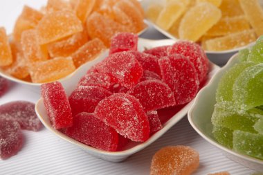 Limon ve portakal dilimleri şeklinde tatlı marmeladı. Jöleli şekerin tatlılığı.