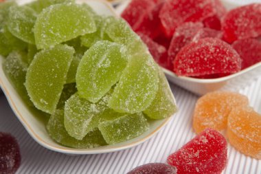 Limon ve portakal dilimleri şeklinde tatlı marmeladı. Jöleli şekerin tatlılığı.