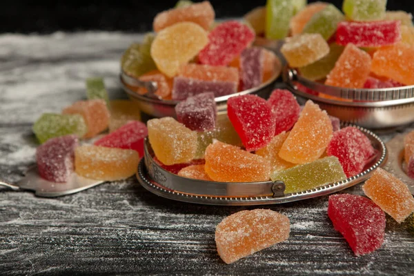 Limon ve portakal dilimleri şeklinde tatlı marmeladı. Jöleli şekerin tatlılığı.