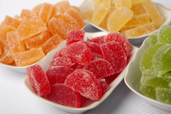 Limon ve portakal dilimleri şeklinde tatlı marmeladı. Jöleli şekerin tatlılığı.