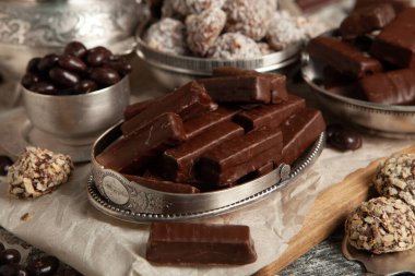 Çocuklar için bir masa dolusu yeni yıl çikolatası. Çikolata şekeri izole edilmiş 