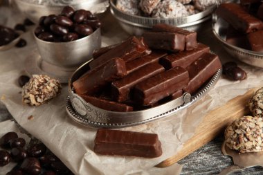 Çocuklar için bir masa dolusu yeni yıl çikolatası. Çikolata şekeri izole edilmiş 