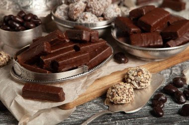 Çocuklar için bir masa dolusu yeni yıl çikolatası. Çikolata şekeri izole edilmiş 