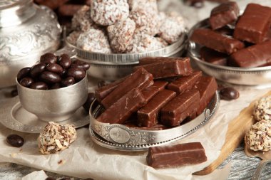 Çocuklar için bir masa dolusu yeni yıl çikolatası. Çikolata şekeri izole edilmiş 