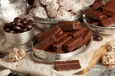 Çocuklar için bir masa dolusu yeni yıl çikolatası. Çikolata şekeri izole edilmiş 