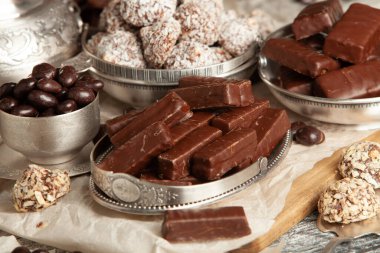 Çocuklar için bir masa dolusu yeni yıl çikolatası. Çikolata şekeri izole edilmiş 