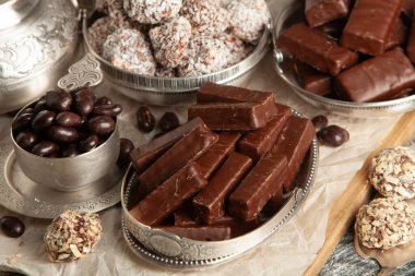 Çocuklar için bir masa dolusu yeni yıl çikolatası. Çikolata şekeri izole edilmiş 