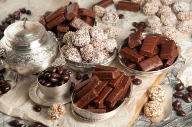 Çocuklar için bir masa dolusu yeni yıl çikolatası. Çikolata şekeri izole edilmiş 