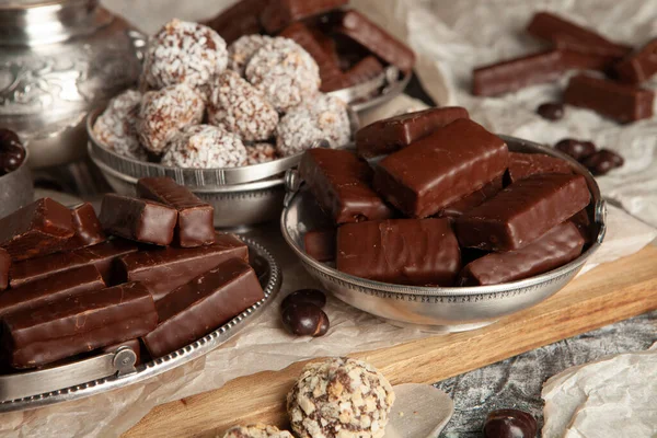 Çocuklar için bir masa dolusu yeni yıl çikolatası. Çikolata şekeri izole edilmiş 