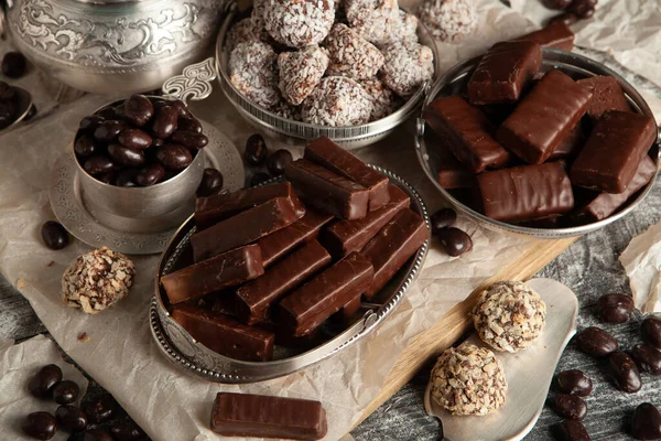 Silvestertisch Voller Pralinen Für Kinder Schokoladenbonbons Isoliert — Stockfoto
