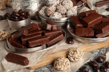 Çocuklar için bir masa dolusu yeni yıl çikolatası. Çikolata şekeri izole edilmiş 