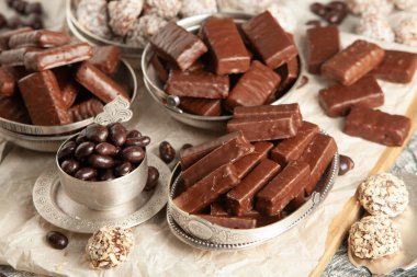 Çocuklar için bir masa dolusu yeni yıl çikolatası. Çikolata şekeri izole edilmiş 