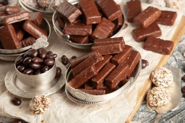 Çocuklar için bir masa dolusu yeni yıl çikolatası. Çikolata şekeri izole edilmiş 