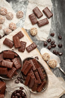 Çocuklar için bir masa dolusu yeni yıl çikolatası. Çikolata şekeri izole edilmiş 