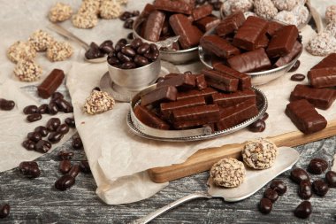 Çocuklar için bir masa dolusu yeni yıl çikolatası. Çikolata şekeri izole edilmiş 