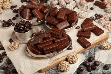 Çocuklar için bir masa dolusu yeni yıl çikolatası. Çikolata şekeri izole edilmiş 