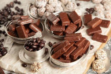 Çocuklar için bir masa dolusu yeni yıl çikolatası. Çikolata şekeri izole edilmiş 