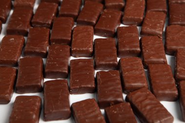 Çocuklar için bir masa dolusu yeni yıl çikolatası. Çikolata şekeri izole edilmiş 