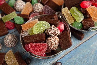 Çikolata arkaplanının çeşitli çeşitleri. Çikolata şekeri izole edilmiş 