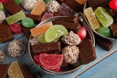 Çikolata arkaplanının çeşitli çeşitleri. Çikolata şekeri izole edilmiş 