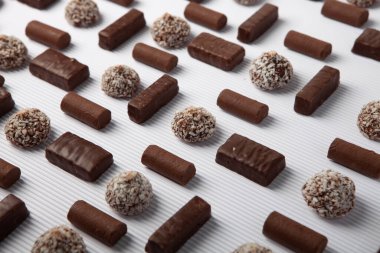 Çikolata arkaplanının çeşitli çeşitleri. Çikolata şekeri izole edilmiş 