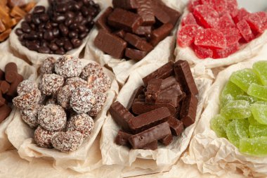 Çikolata arkaplanının çeşitli çeşitleri. Çikolata şekeri izole edilmiş 