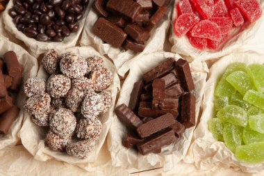 Çikolata arkaplanının çeşitli çeşitleri. Çikolata şekeri izole edilmiş 