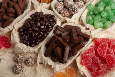 Çikolata arkaplanının çeşitli çeşitleri. Çikolata şekeri izole edilmiş 