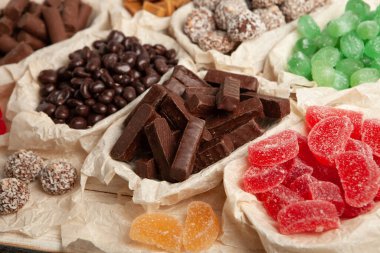 Çikolata arkaplanının çeşitli çeşitleri. Çikolata şekeri izole edilmiş 