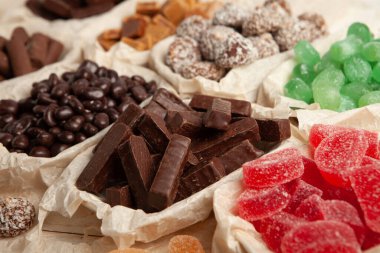 Çikolata arkaplanının çeşitli çeşitleri. Çikolata şekeri izole edilmiş 