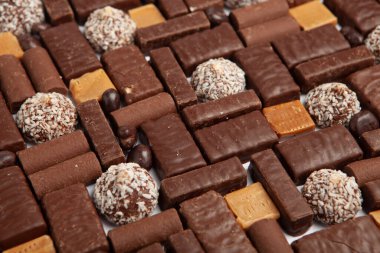 Çikolata arkaplanının çeşitli çeşitleri. Çikolata şekeri izole edilmiş 