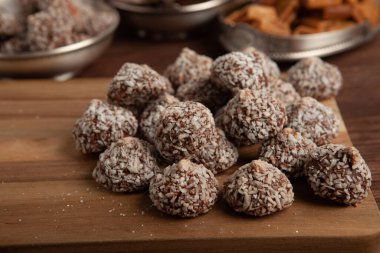 Çikolata arkaplanının çeşitli çeşitleri. Çikolata şekeri izole edilmiş 