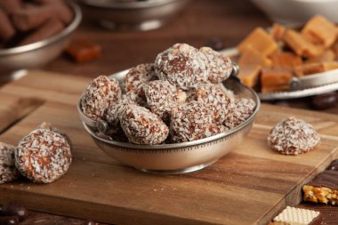 Çikolata arkaplanının çeşitli çeşitleri. Çikolata şekeri izole edilmiş 