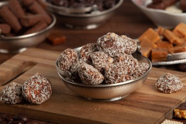 Çikolata arkaplanının çeşitli çeşitleri. Çikolata şekeri izole edilmiş 