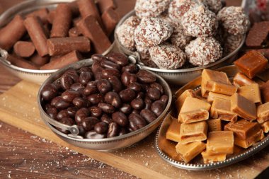 Çikolata arkaplanının çeşitli çeşitleri. Çikolata şekeri izole edilmiş 